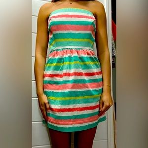 Super cute Strapless Vineyard Vines Dress. Beautiful colors.